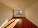 Geräumige 4-Zimmer Wohnung mit Balkon in Nürnberg Schweinau - Wohnzimmer