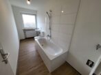Schöne, modernisierte 2-Zimmer-Wohnung mit Balkon in attraktiver Lage - Badezimmer