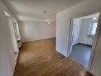 Familienfreundliche 4-Zimmer-Wohnung mit Loggia in Oberhausen zu vermieten - Blick auf Wohnzimmer und Küche