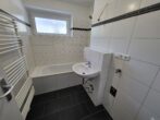 Familienfreundliche 4-Zimmer-Wohnung mit Loggia in Oberhausen zu vermieten - Badezimmer