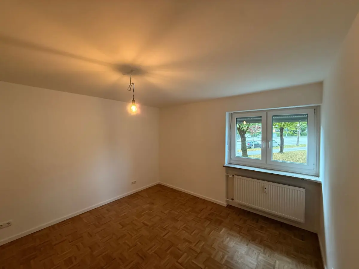 Helles Zimmer mit Fenster