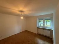 Helles Zimmer mit Fenster