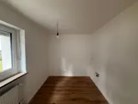 Leeres Zimmer mit Holzfußboden