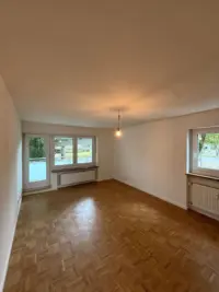 Helles Wohnzimmer mit Parkett