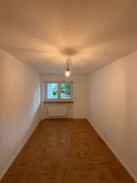 Leeres Zimmer mit Fenster