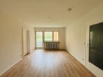 Helle/renovierte 1,5-Zimmer-Wohnung mit Loggia in ruhiger Wohnlage in Augsburg/Hochzoll-Süd - Helles Wohnzimmer mit Loggia