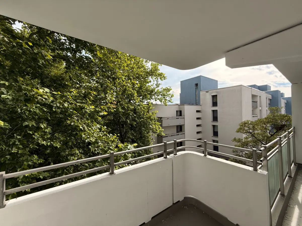Balkon mit Stadtblick