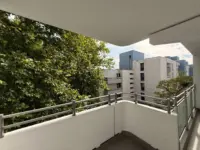 Balkon mit Stadtblick