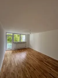 Helles Wohnzimmer mit Fenster