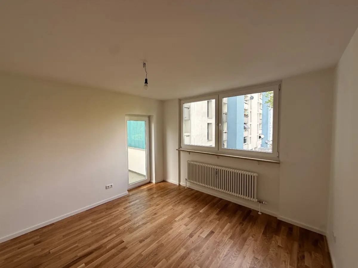 Leeres Zimmer mit Balkon