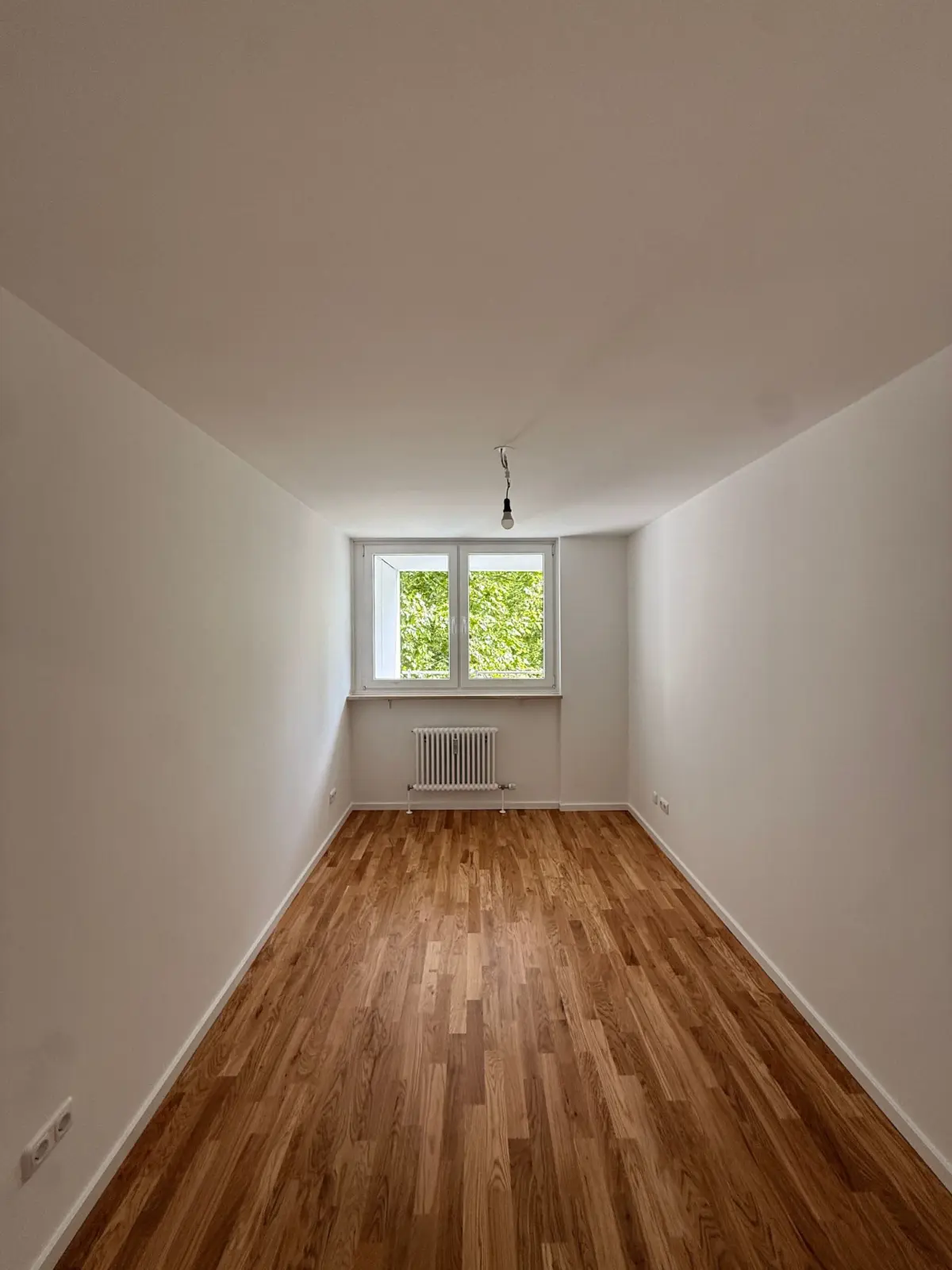 Leerer Raum mit Fenster