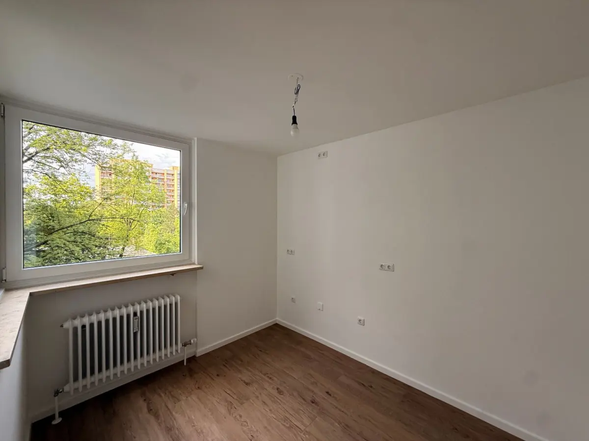 Leeres Zimmer mit Fenster