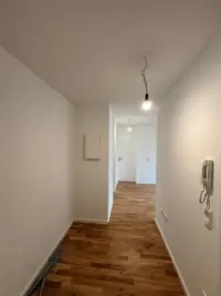 Leerer Flur mit Holzfußboden