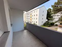 Balkon mit Wohnblockblick