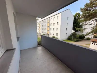 2-Zimmer-Wohnung mit großem Balkon, 80933 München, Etagenwohnung