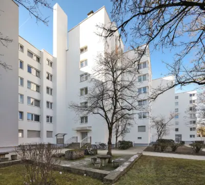 Großzügig geschnittene 3-Zimmer-Wohnunung mit Balkon in Kleinhadern, 81375 München, Erdgeschosswohnung