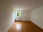 Attraktive 3-Zimmer-Wohnung - Leeres Zimmer mit Parkett