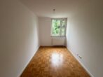 Attraktive 3-Zimmer-Wohnung - Leeres Zimmer mit Fenster