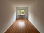 Große 3,5-Zimmer-Wohnung mit Balkon in Nürnberg Langwasser - Leerer Raum mit Fenster