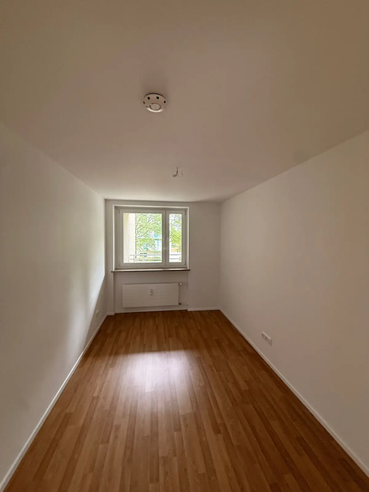 Schmales Zimmer mit Fenster