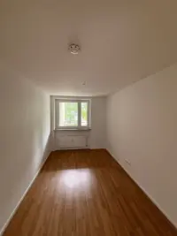 Schmales Zimmer mit Fenster