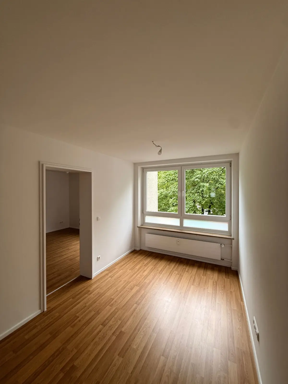 Helles Wohnzimmer mit Fenster