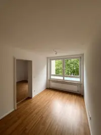 Helles Wohnzimmer mit Fenster