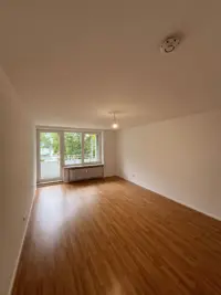 Helles Wohnzimmer mit Balkon