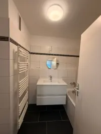 Modernes Badezimmer