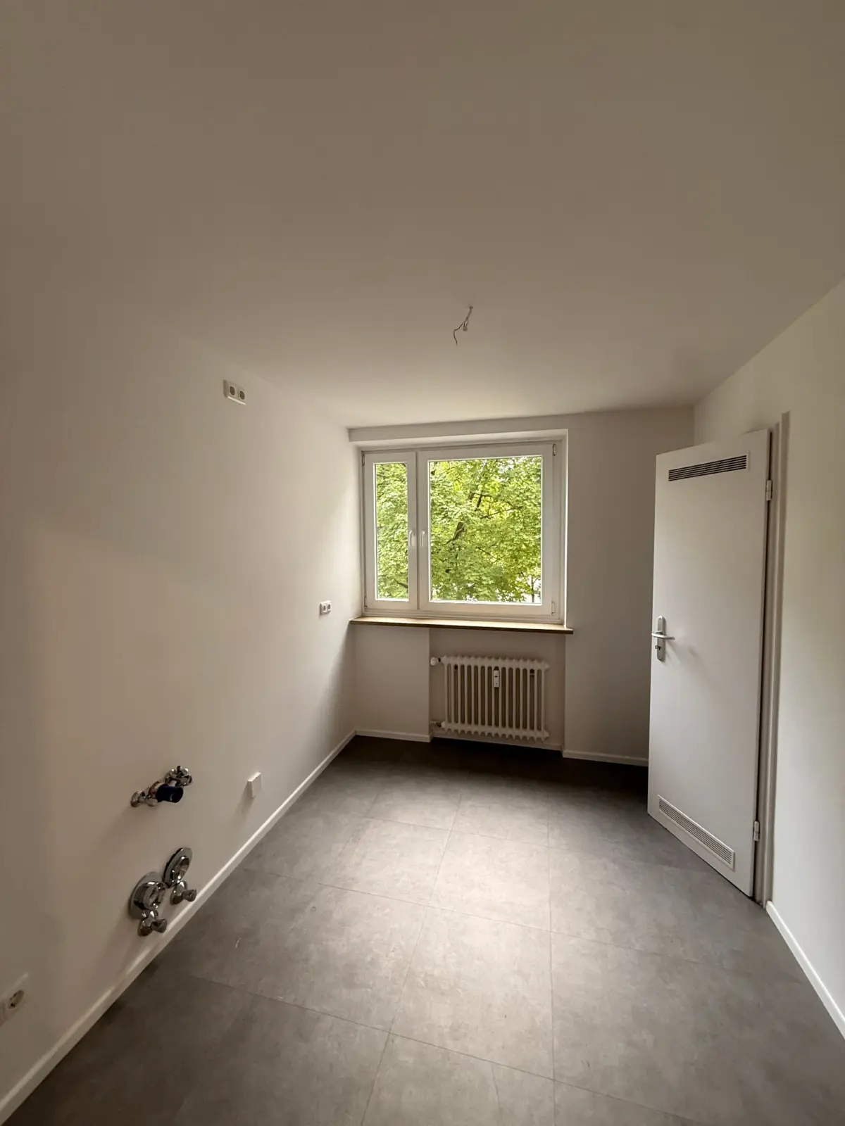 Leerer Raum mit Fenster