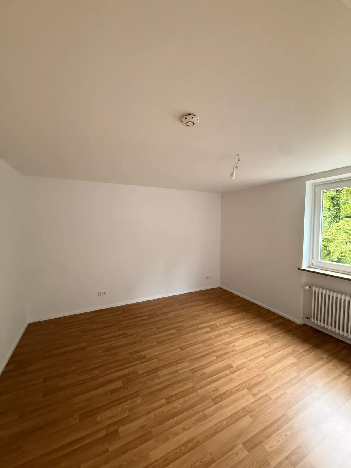 Leeres Zimmer mit Fenster