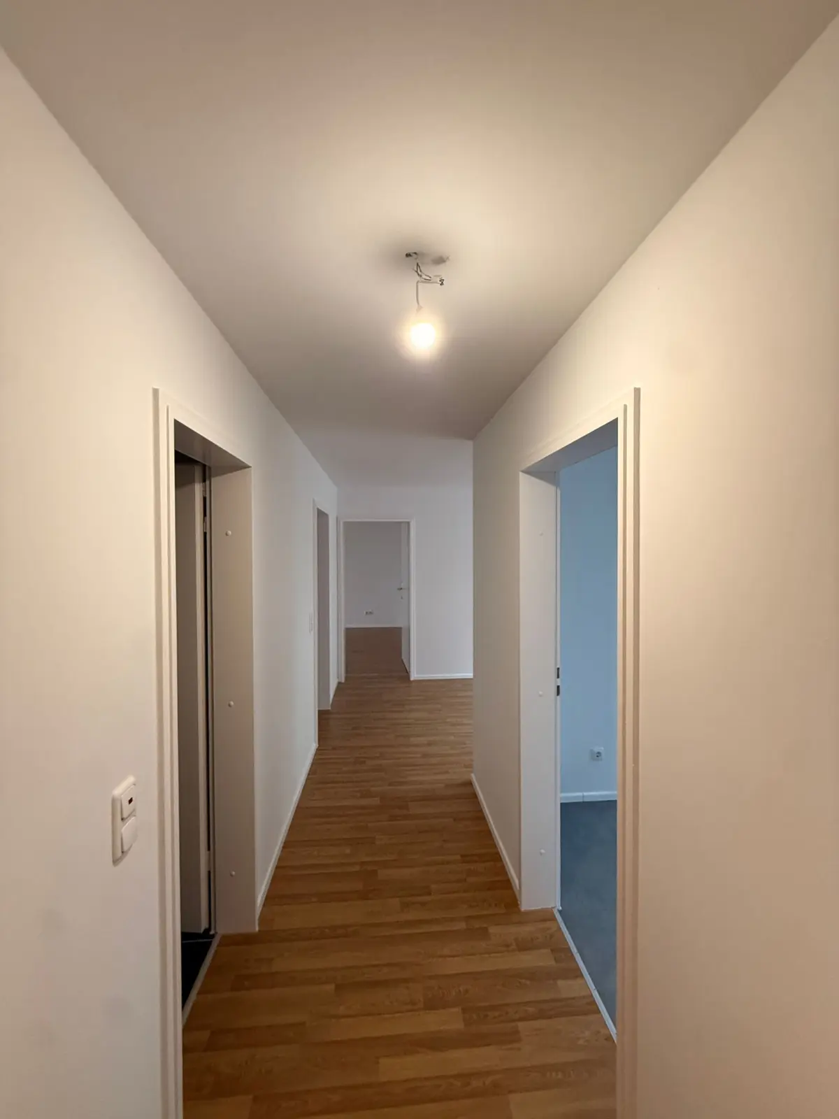 Langer Flur mit Türen