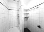Gemütlich & grün: Wohnfreundliche 2-Zimmer-Wohnung mit Loggia - ruhig gelegen in Moosach - Helle Duschkabine