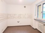 Gemütlich & grün: Wohnfreundliche 2-Zimmer-Wohnung mit Loggia - ruhig gelegen in Moosach - Leere Küche ohne Einbauten