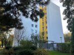 Gemütlich & grün: Wohnfreundliche 2-Zimmer-Wohnung mit Loggia - ruhig gelegen in Moosach - Fassadenansicht