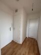Schöne helle 1,5-Zimmer-Wohnung mit Loggia nähe Augsburg-Kuhsee zu vermieten - Flur mit Holzboden