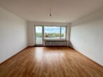 Schöne helle 1,5-Zimmer-Wohnung mit Loggia nähe Augsburg-Kuhsee zu vermieten - Helles Wohnzimmer mit Loggia