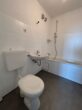 Schöne helle 1,5-Zimmer-Wohnung mit Loggia nähe Augsburg-Kuhsee zu vermieten - Helles Badezimmer mit Wanne