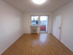 Helle 2-Zimmer-Wohnung mit Balkon in Moosach - Wohnzimmer