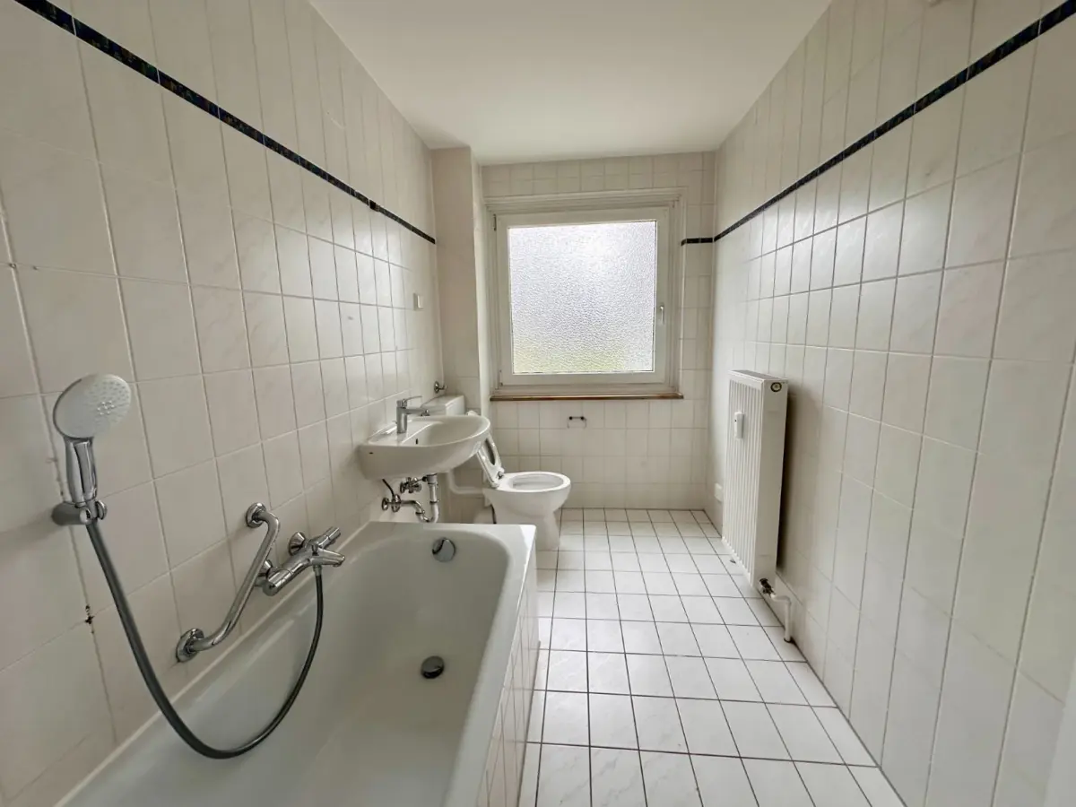 Badezimmer mit Fenster