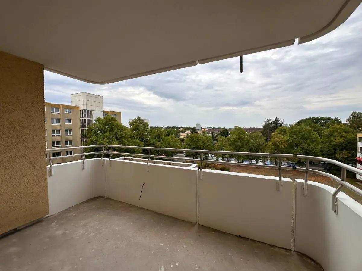 großer Balkon mit Ausblick