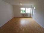 Helle 4-Zimmer-Wohnung mit Balkon im Hasenbergl - Wohnzimmer