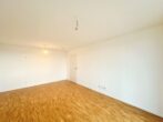 Zwei-Zimmer-Wohnung mit moderner Einbauküche - Wohnzimmer Ansicht 2