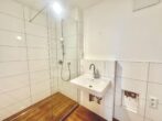 Zwei-Zimmer-Wohnung mit moderner Einbauküche - Badezimmer