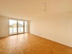 Zwei-Zimmer-Wohnung mit moderner Einbauküche - Wohnzimmer Ansicht 1