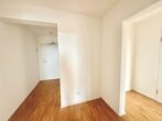 Zwei-Zimmer-Wohnung mit moderner Einbauküche - Flur