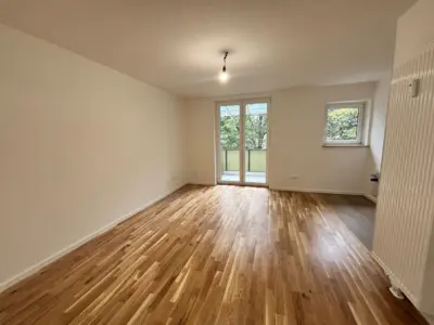 Modernisierte 2,5-Zimmer-Wohnung mit Balkon in Moosach, 80997 München, Etagenwohnung