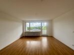 Schöne, helle und sanierte 1,5-Zimmer-Wohnung mit Balkon nähe Kuhsee zu vermieten - Helles Wohnzimmer mit Loggia