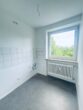 Schöne, helle und sanierte 1,5-Zimmer-Wohnung mit Balkon nähe Kuhsee zu vermieten - Küche mit Fenster