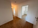 Moderne 3-Zimmer-Wohnung mit Balkon im Hasenbergl - Wohnungsflur mit Parkett